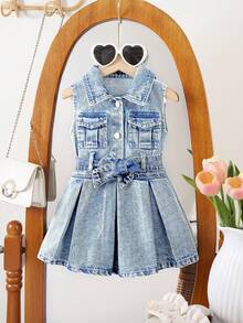 SHEIN Playful Pals 女童无袖牛仔连衣裙，复古风，适合春秋/春夏穿着，中蓝色牛仔布，翻领设计，两侧对称口袋，腰部系带可调节松紧，面料柔软舒适，适合派对、上学、通勤、日常穿着。 - 淺色水洗藍 - 查看 4