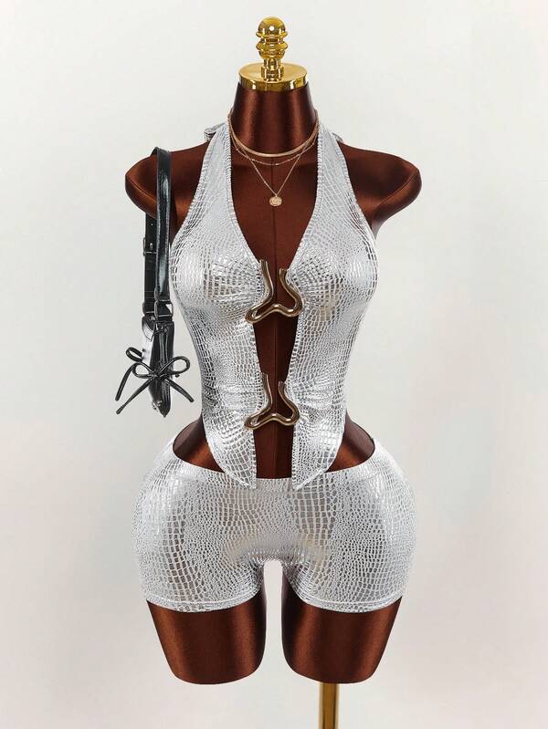 Amplova Bộ đồ 2 mảnh nữ họa tiết da rắn mới, trang trí kim loại, gồm áo hai dây và quần short cạp thấp.