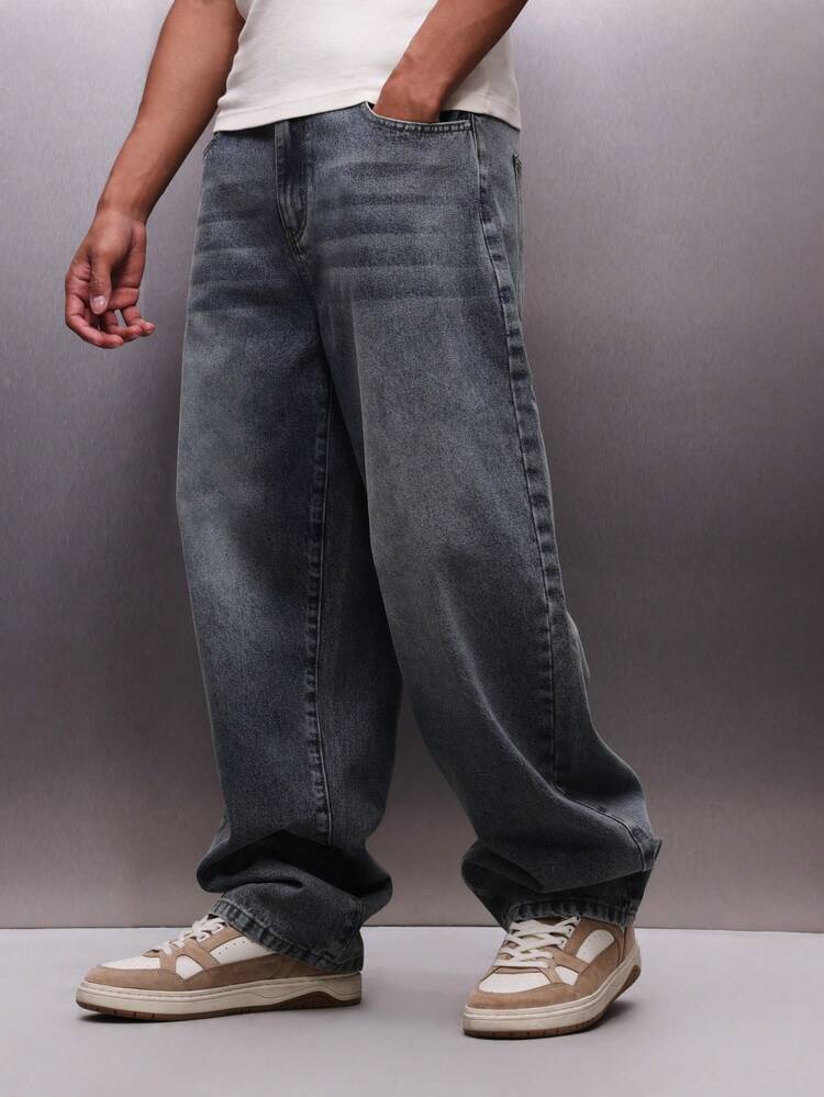 PLAYBOY X SUMWON Herren Relaxed Fit Jeans aus gewaschenem Denim mit abgenutzten Details und geprägter Gesäßtasche