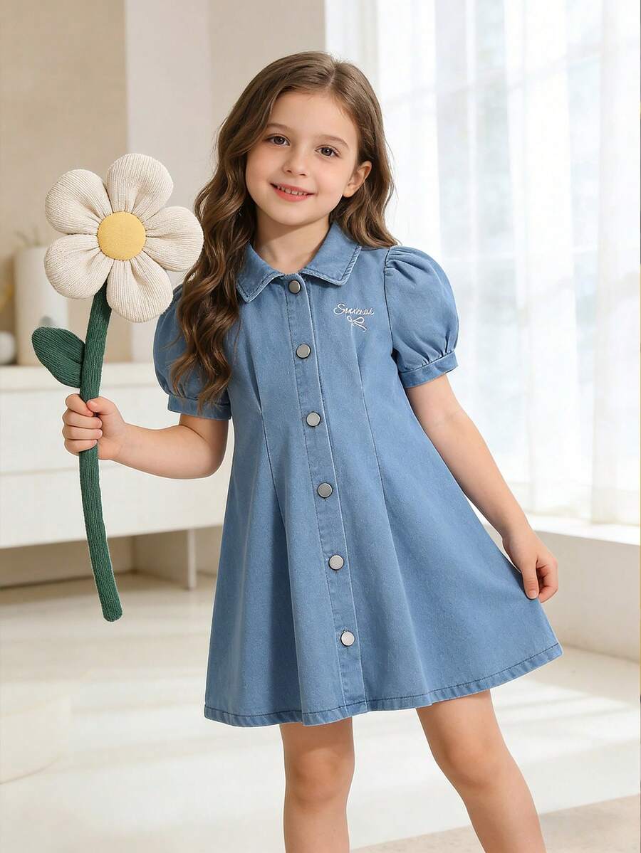 Genkimix Kids 女童牛仔连衣裙，夏季新款短袖连衣裙，休闲可爱浅蓝色水洗牛仔布，夏季度假风，白色英文刺绣图案，荷叶边翻领下摆，泡泡袖，修身剪裁，舒适棉质牛仔面料，适合日常外出、上学和通勤。