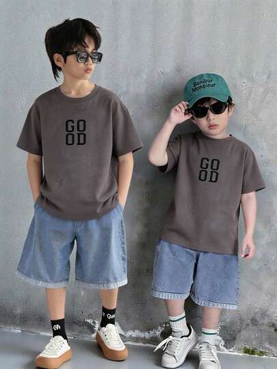 SHEIN Bộ đồ 2 món cho bé trai tuổi teen, kiểu dáng thường ngày, đa năng, thoải mái gồm áo thun dệt kim cổ tròn tay ngắn dáng rộng và quần short denim, thích hợp cho mùa tựu trường.