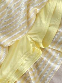 SHEIN Bộ đồ thường ngày phong cách retro cho bé gái tuổi teen mùa xuân hè gồm áo hai dây dệt kim sọc màu vàng nhạt với chân váy chữ A và quần short, phối cùng chân váy xếp ly. - Màu vàng - Xem 3