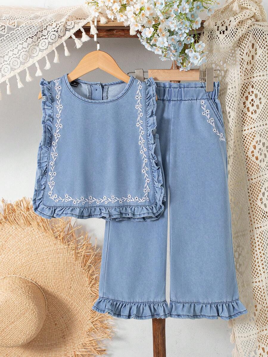 Vintaside Kids 这款乡村风女童牛仔两件套，采用水洗蓝色面料，饰有荷叶边和刺绣，上衣正面和裤子口袋边缘点缀着刺绣，展现出优雅活泼的小女孩风格，仿佛把整个花园都穿在了身上。