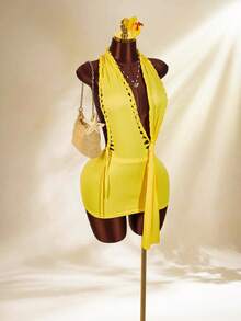 Amplova 女士针织深V领露背吊带迷你紧身连衣裙，性感时尚，度假必备，可爱迷你褶皱扭结设计，纯色性感 - 黃色 - 查看 7