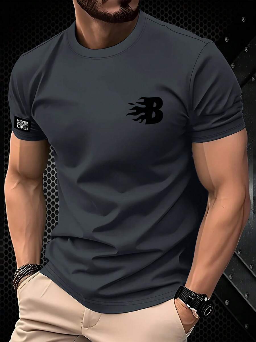 Manfinity Homme 男士火焰字母 B 印花 + 袖标设计灰色圆领短袖 T 恤 - 深灰色 - 查看 1