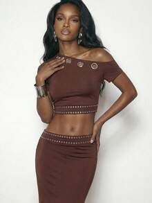 SHEIN ChicEase قميص قصير مضلع نسائي بقصة ضيقة مع زخرفة حلقات معدنية، بأسلوب شارع جذاب وأنيق، لون بني، مناسب لموسم الصيف وحفلات الموسيقى - بني - مشاهدة 1
