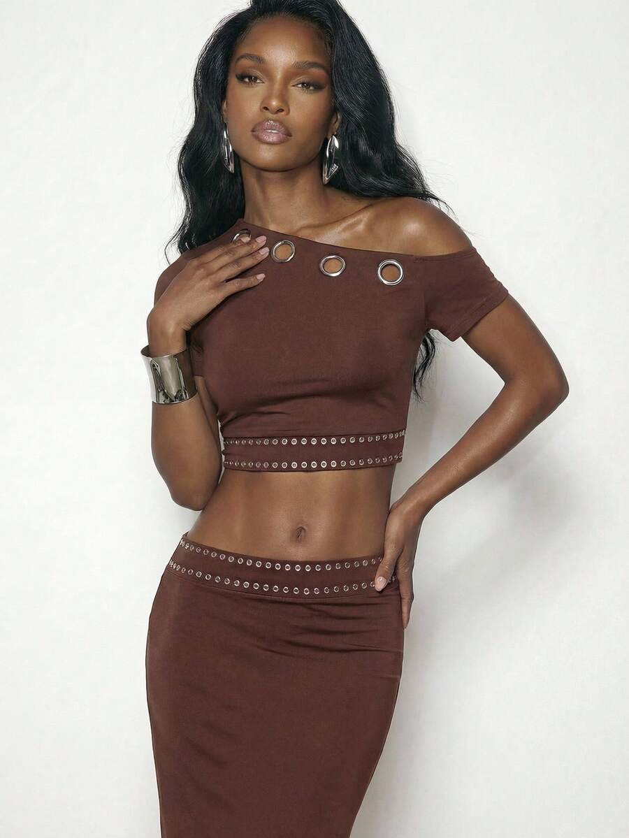 SHEIN ChicEase قميص قصير مضلع نسائي بقصة ضيقة مع زخرفة حلقات معدنية، بأسلوب شارع جذاب وأنيق، لون بني، مناسب لموسم الصيف وحفلات الموسيقى - بني - مشاهدة 1