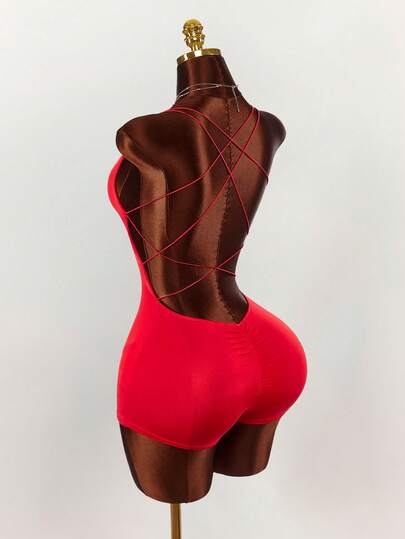 Amplova Sexig röd rygglös jumpsuit med korsade spaghettiband, lämplig för strandsemester