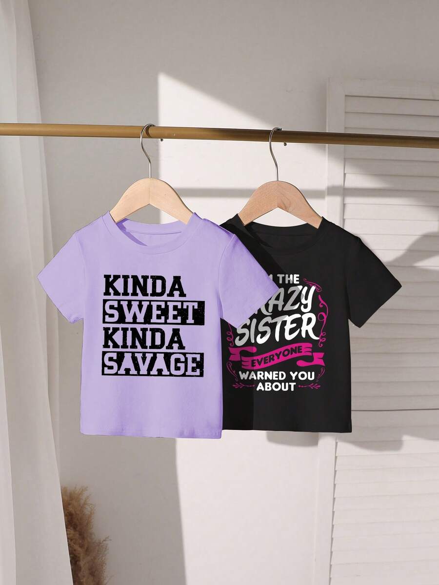 Conjunto de 2 camisetas infantis femininas, roxas e pretas, com gola redonda e estampa "I'm The Crazy Sister" (Sou a Irmã Louca). Ideal para uso casual, esportivo, corrida ou escola. Roupa básica, simples e confortável para o dia a dia. Perfeita para primavera, verão e outono, para crianças de 4 a 7 anos. - Preto - Ver 1