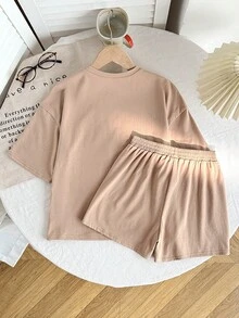 SHEIN 少女纯色卡其色字母印花T恤和短裤两件套，休闲日常百搭时尚，针织短袖圆领上衣搭配宽松短裤 - 卡其色 - 查看 2