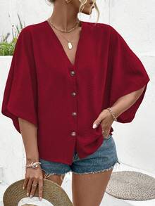 SHEIN Holidaya 大码女式优雅纯色提花V领插肩袖纽扣装饰沙滩度假风2025春夏新款百搭衬衫，设计细节精美 - 紅色 - 查看 5