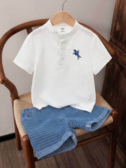 SHEIN Bộ đồ thường ngày phong cách Hàn Quốc mùa hè Preppy, áo sơ mi cổ tàu thêu họa tiết + quần short kẻ sọc, bộ đồ 2 món phong cách học viện tối giản cho bé trai.