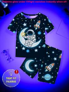 一套男童夜光睡衣，包括一件印有宇宙月亮和星星图案的针织弹力圆领上衣和一条配套的印花紧身短裤，夏季睡衣套装（配有紫外线灯，可产生夜光效果），是送给孩子的绝佳礼物。 - 寶藍色 - 查看 3