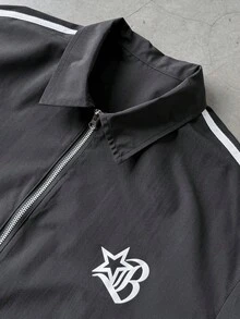 PAVTROS Conjunto de camisa casual para hombres con estilo de calle estadounidense minimalista en blanco y negro, cremallera metálica, estampado de letras góticas - Negro - Ver 4