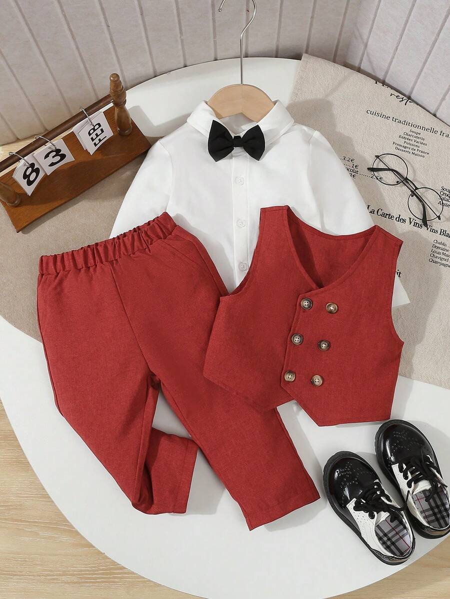 SHEIN 三件套男童绅士西装套装,双排扣马甲+休闲裤+黑色蝴蝶结(不含衬衫),时尚优雅帅气,面料舒适,适合春秋季穿着,是日常穿着、派对、婚礼、洗礼、演出、活动的理想之选。 - 紅色 - 查看 1