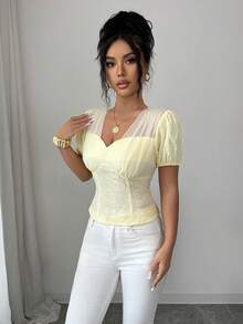 SHEIN Elenzya Áo kiểu nữ thanh lịch, cổ chữ V sâu, tay ngắn, phối lưới jacquard, thích hợp mặc đi biển, đi nghỉ mát, đi chơi, dự tiệc. Chất liệu vải jacquard có họa tiết, áo kiểu mùa hè cho nữ, áo màu vàng, áo kiểu babydoll màu vàng thanh lịch, áo công sở màu vàng, phong cách Filipiniana. - Vàng nhạt - Xem 7