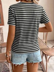 SHEIN Frenchy Áo thun tay ngắn cổ tròn ôm sát, phong cách tối giản, cổ điển, thanh lịch, đa năng, màu đen và xám sọc, có thêu hình trái tim, thích hợp cho đi biển, nghỉ mát, trang phục mùa hè cho nữ. - Nhiều màu - Xem 4