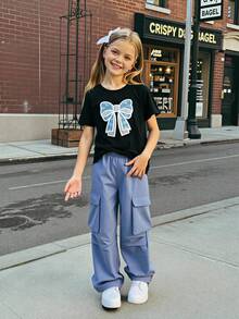 SHEIN Elladie kids 2件套少女休闲T恤和工装裤套装，蝴蝶结刺绣图案圆领短袖T恤和裤子，春夏时尚套装 - 藍色 - 查看 3