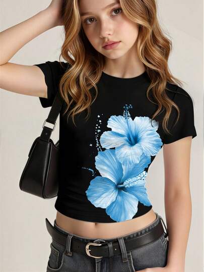 Áo thun ngắn tay cổ tròn ôm dáng màu đen in họa tiết hoa, kiểu dáng thường ngày, phù hợp cho bé gái.