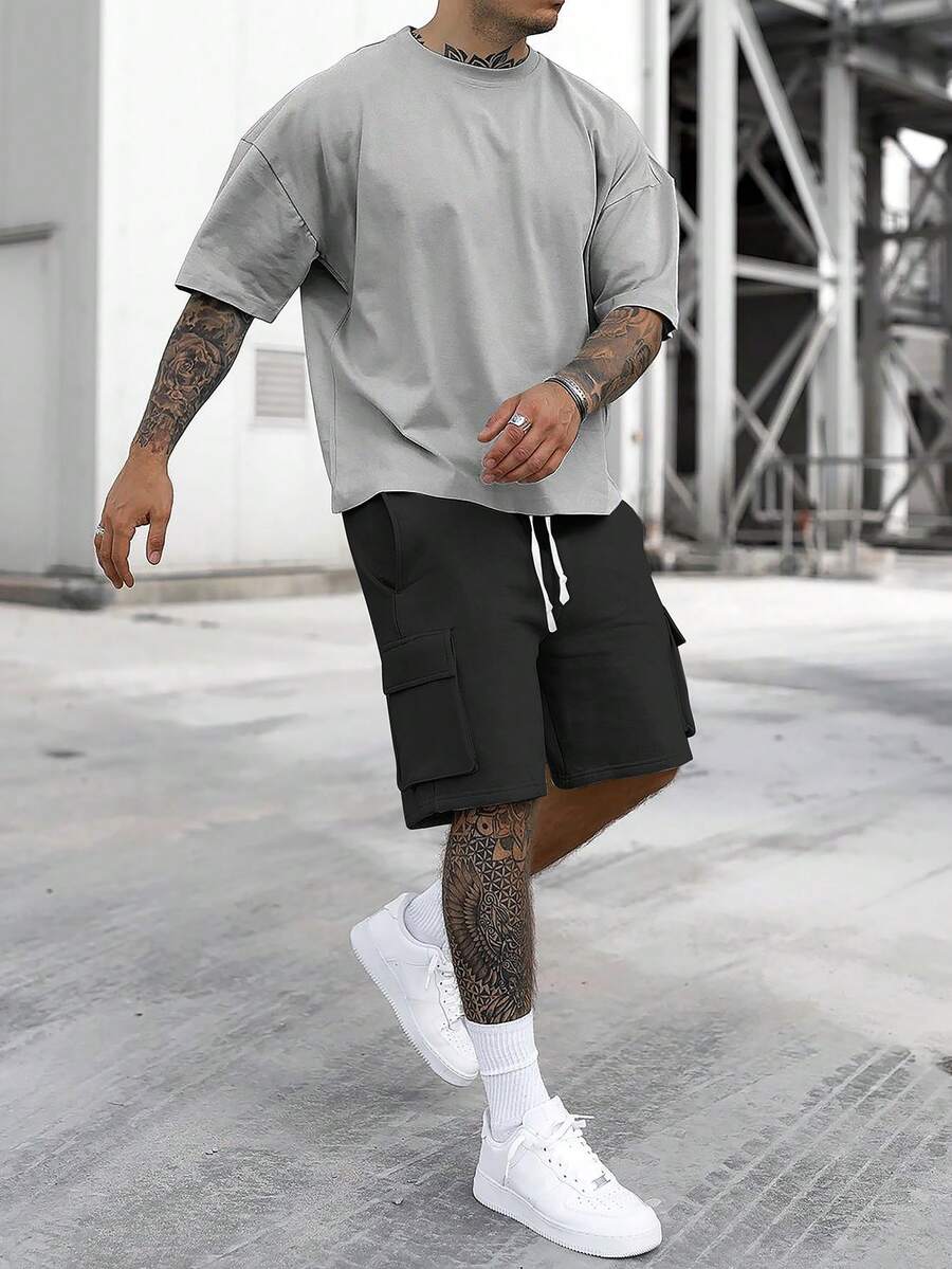 Manfinity Homme Bộ đồ nam trơn màu gồm áo thun cổ tròn tay ngắn và quần short cạp chun, kiểu dáng thường ngày. - Nhiều màu - Xem 1