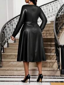 SHEIN Lady Vestido de talla grande de línea A con cinturón, cuello redondo, de tela de PU, color vino tinto, para otoño e invierno - Negro - Ver 2