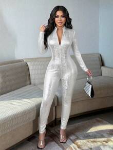 SHEIN Bộ jumpsuit nữ màu đen bóng bẩy giả da cá sấu, khóa kéo phía trước, tay dài, thích hợp cho tiệc tùng, hẹn hò, thiết kế mới, mùa xuân/hè/thu, trang phục gợi cảm cho nữ dự tiệc/club đêm/đường phố/hẹn hò/Halloween/Ngày Valentine, hàng mới về, trang phục dự concert, sinh nhật, câu lạc bộ, ôm sát cơ thể, thiết kế độc đáo, jumpsuit dài có quần legging. - Bạc - Xem 2