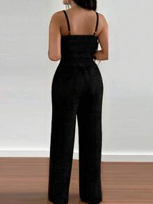 Bộ 2 món gồm áo hai dây in hoa và quần ống rộng cạp chun dành cho nữ. - màu đen - Xem 2