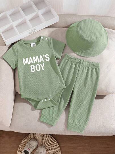 SHEIN Playful Pals Bộ 3 món cho bé trai sơ sinh: Áo liền quần kiểu Anh cổ điển màu xanh lá nhạt, hở vai, quần cạp chun và mũ in hình, size 3-12 tháng.