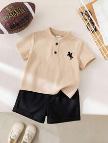 SHEIN 2件套男婴舒适休闲时尚藏蓝色珠地布POLO衫（立领短袖）和白色短裤（带腰带），适合室内、室外、日常、运动、玩耍、派对、拍照、度假、节日、幼儿园等场合。 - 卡其色 - 查看 5