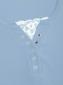 Sweetra Kaos Wanita Streetwear Lengan Pendek Warna Polos dengan Manset Setengah Terbuka dan Hiasan Renda Eyelet - Baby Blue - View 5