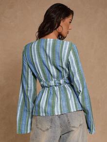 SHEIN Glamour 轻盈时尚的彩色条纹编织V领喇叭袖衬衫，饰有抽绳蝴蝶结，适合春、夏、秋季穿着，是女士休闲现代夏季衬衫的理想之选。 - 藍色 - 查看 2