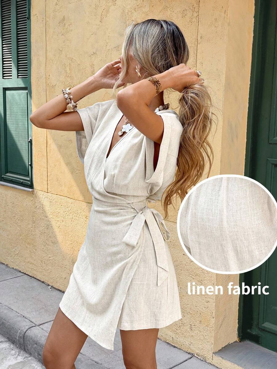SHEIN Frenchy Bộ jumpsuit nữ màu trơn tối giản cổ chữ V tay ngắn, thích hợp mặc hàng ngày.