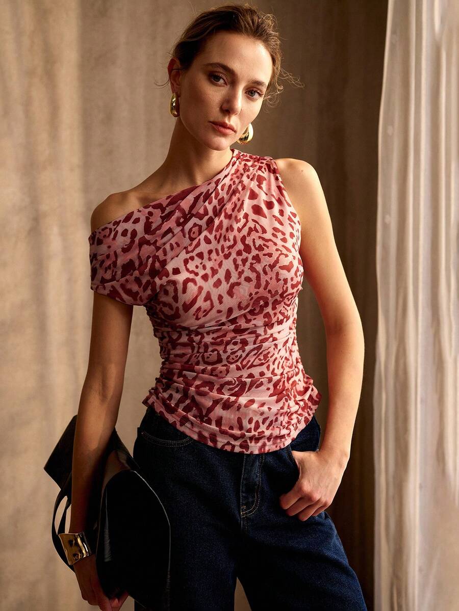 MOTF PREMIUM 豹纹褶皱不对称领口上衣 - 黑與白 - 查看 1