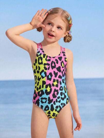 SHEIN Nuevo traje de baño de una pieza con estampado de leopardo colorido para niña joven, con tirantes con letras rosas, adecuado para la playa, vacaciones, la , días festivos, verano