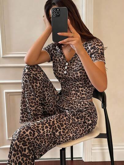 Napfluff Bộ đồ ngủ nữ bằng vải lụa mềm mại, cổ chữ V, tay ngắn, in họa tiết da báo, có gân, cài 3 nút.