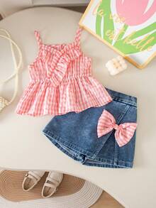 SHEIN Genkimix Kids 女童韩版时尚粉白格纹荷叶边V领吊带背心搭配不规则牛仔短裤，饰有大蝴蝶结，夏季日常穿搭 - 彩色 - 查看 1