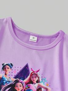 两件套女童卡通印花短袖T恤和打底裤套装，胸前印有卡通图案，俏皮可爱；上衣采用弧形下摆设计；打底裤也印有相同的图案；舒适亲肤，适合日常出行、游乐园、聚会、亲子活动等场合。 - 紫色 - 查看 5