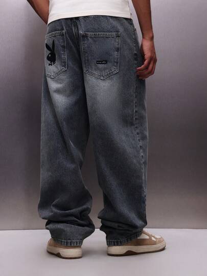 PLAYBOY X SUMWON Quần jeans nam dáng rộng, chất liệu denim mài, có chi tiết rách và logo thương hiệu ở túi sau.