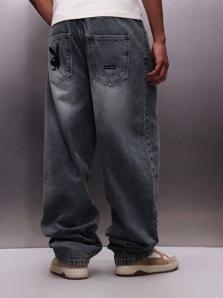 PLAYBOY X SUMWON Herren Relaxed Fit Jeans aus gewaschenem Denim mit abgenutzten Details und geprägter Gesäßtasche