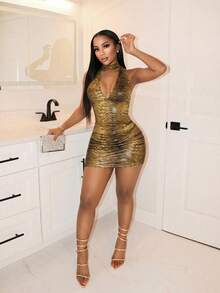 SHEIN BamGlam 这款蛇纹亮片面料吊带迷你紧身连衣裙适合新年派对、音乐节等场合，也可作为内衬裙穿着。 - 彩色 - 查看 5