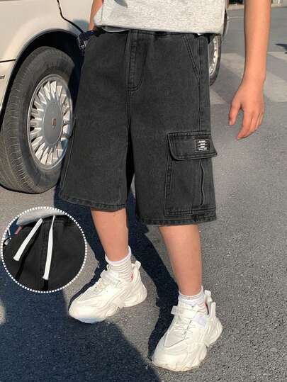 Quần jean denim màu xanh dương dáng rộng thoải mái, thoáng mát cho bé trai tuổi teen, với chi tiết vá 6 inch và thiết kế túi. Trang phục hàng ngày cho bé trai tuổi teen, thích hợp cho các buổi tiệc tùng mùa xuân đến hè, lễ hội và phong cách đường phố.