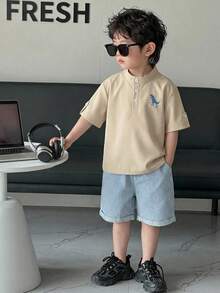 SHEIN Genkimix Kids 學院風夏季親子度假套裝 2件組 小男孩套裝，刺繡圖案立領 Polo 衫 + 條紋短褲，簡約學院風 - 卡其色 - 查看 5