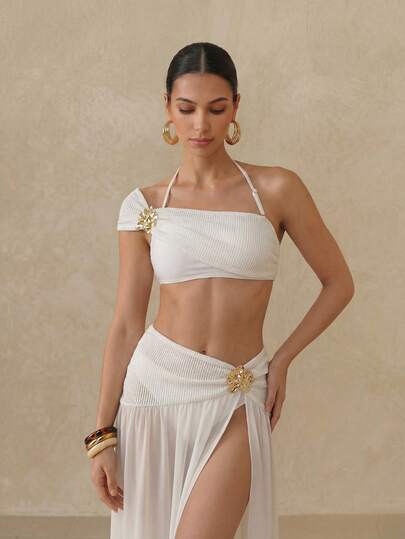 Swim Oasis Bộ bikini 3 món dành cho nữ, màu trắng phối lưới, thiết kế vai bất đối xứng, phong cách tối giản, chân váy xếp ly trang trí hoa vàng, thích hợp cho bơi lội, đi biển, du lịch, tiệc bể bơi.