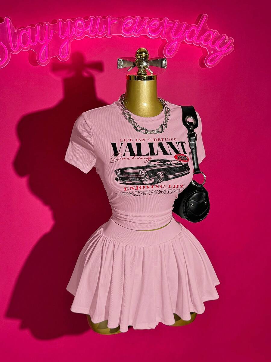 Slaydiva 2025春夏新款波西米亚音乐节休闲日常海滩度假派对街头风性感甜美可爱Y2K白色纹理弹力针织面料黑色复古汽车图案印花圆领短袖露脐紧身T恤搭配白色弹力腰褶皱迷你裙短裤两件套女装 - 粉色 - 查看 1