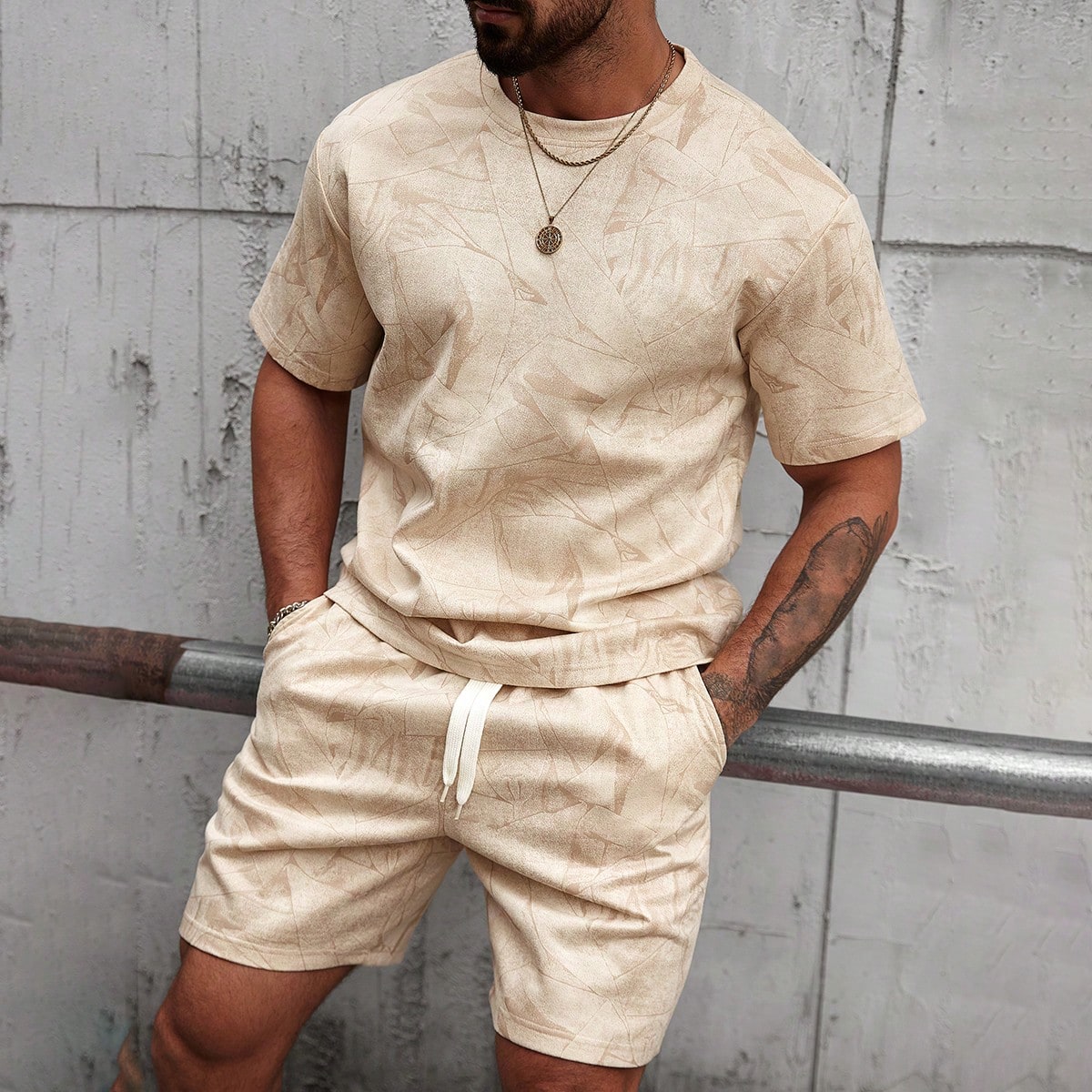 Conjunto casual diario de camiseta de manga corta de cuello redondo y pantalones cortos con cordón en la cintura para hombre