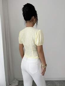 SHEIN Elenzya Áo kiểu nữ thanh lịch, cổ chữ V sâu, tay ngắn, phối lưới jacquard, thích hợp mặc đi biển, đi nghỉ mát, đi chơi, dự tiệc. Chất liệu vải jacquard có họa tiết, áo kiểu mùa hè cho nữ, áo màu vàng, áo kiểu babydoll màu vàng thanh lịch, áo công sở màu vàng, phong cách Filipiniana. - Vàng nhạt - Xem 2