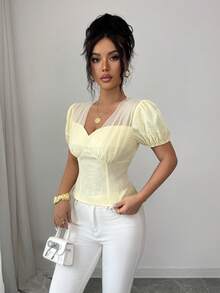 SHEIN Elenzya Áo kiểu nữ thanh lịch, cổ chữ V sâu, tay ngắn, phối lưới jacquard, thích hợp mặc đi biển, đi nghỉ mát, đi chơi, dự tiệc. Chất liệu vải jacquard có họa tiết, áo kiểu mùa hè cho nữ, áo màu vàng, áo kiểu babydoll màu vàng thanh lịch, áo công sở màu vàng, phong cách Filipiniana. - Vàng nhạt - Xem 4