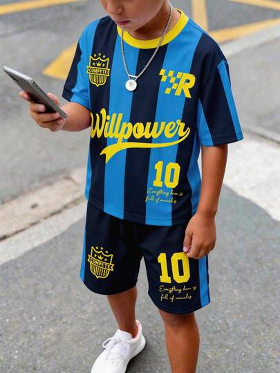 SHEIN Bộ áo thun thường ngày đơn giản cho bé trai, in hình đồ họa thể thao bóng đá cổ điển, thích hợp cho hoạt động thể thao, mùa xuân/hè.