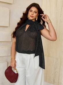 Roveilla Blusa feminina plus size de chiffon com estampa de bolinhas, decote em V, amarração frontal, sem mangas, estilo casual, solta e elegante. Ideal para o dia a dia e para férias. Blusas sofisticadas para mulheres plus size. Últimas em blusas plus size. Novidades em blusas plus size. Looks casuais para mulheres plus size. Looks de verão plus size. - Preto - Ver 1