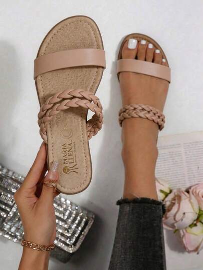 Sandalias planas de moda para mujer con elegantes tiras tranzadas decorativas, ideales para mujeres que buscan un calzado versátil, moderno y práctico. Con un diseño minimalista pero sofisticado, estas sandalias cuentan con doble tira frontal que  aportan ese detalle especial que las hace únicas, además de proporcionar mayor ajuste al caminar.